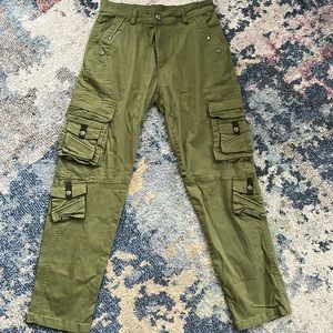 Army green mid rise cargo pants, button pockets